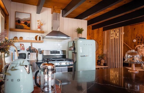 Running Springs Apartamento | The Lightfoot Cabin · Mid-Century Cabin Perfect for Romantic Getaway
