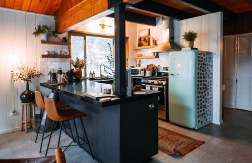 Running Springs Apartamento | The Lightfoot Cabin · Mid-Century Cabin Perfect for Romantic Getaway