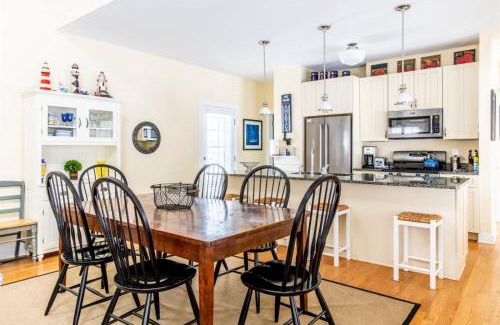 Union Pier Casa | The Lighthouse in Lakeshore Cottages