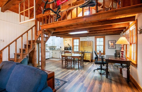 Rolling Wood Casa | The Lil' Sipp, 2BR Cabin by Velvet Ditch Villas