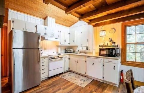 Rolling Wood Casa | The Lil' Sipp, 2BR Cabin by Velvet Ditch Villas