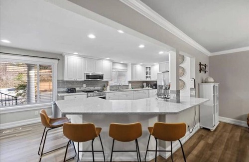 College Place Casa | The Lilac Suite - Private Outdoor Deck, Newly Renovated, 3 miles to downtown WW
