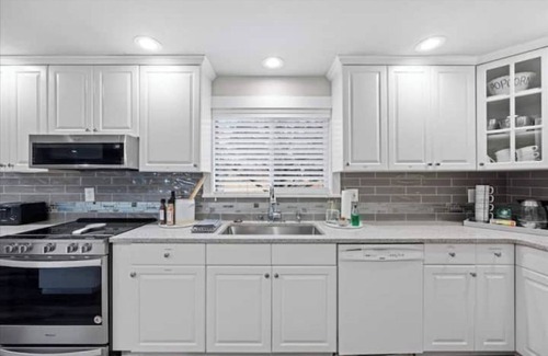 College Place Casa | The Lilac Suite - Private Outdoor Deck, Newly Renovated, 3 miles to downtown WW