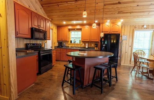Royal Cabina | The Lillie Pad! Beautiful cabin just minutes from Lake Quachita!!
