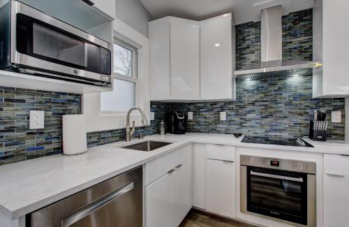 North End Apartamento | The Lilly Pad Brand New in Hyde Park! Pet Friendly, fully fenced yard, walking distance to Hyde Park shops, and dining and Camel's Back Park