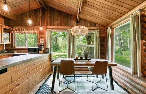 Gold Bar Cabina | The Lily Pad - rustic cabin for 2+pets, mountain view, river access
