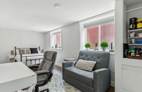 Harrison/Denny-Blaine Apartamento | The Lily Suite: better than a hotel, free laundry