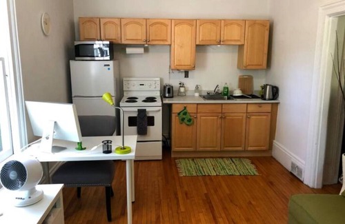 Newmarket Apartamento | The Lilypad: perfectly located cozy, main level 1-bedroom in quaint old house