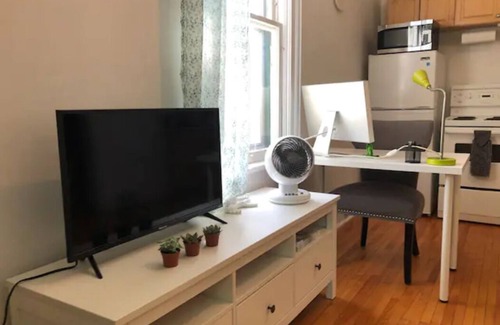 Newmarket Apartamento | The Lilypad: perfectly located cozy, main level 1-bedroom in quaint old house