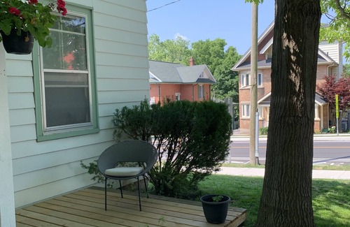 Newmarket Apartamento | The Lilypad: perfectly located cozy, main level 1-bedroom in quaint old house