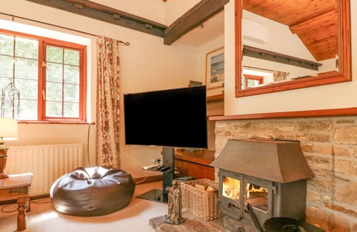 Brayford Cabaña | THE LINHAY, pet friendly, with hot tub in Bratton Fleming