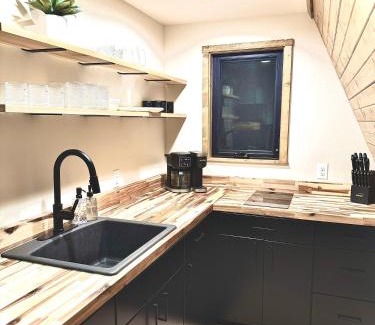 Ironton Casa | The Linkin, a cozy mountain cabin with King Bed