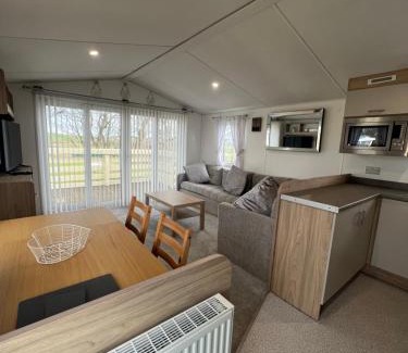 Girvan Otro | The Linwood at StrathavonRentals