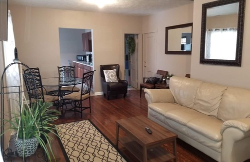 Near Eastside Apartamento | ❤The Lion King Suite in Downtown Indianapolis❤