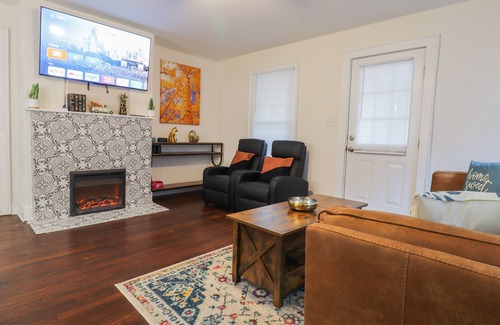Greensboro Cabaña | The lions den walk to coliseum/ 1 min to UNCG / 3 mins to Aquatic center