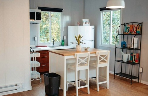 Powell River Cabaña | The Little Beach Side CottageA25