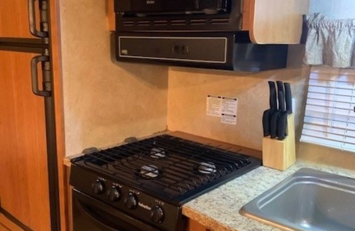 Dandridge Alquiler De RV | The Little Dipper is an adorable & cozy camper located in charming Dandridge TN