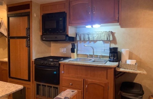 Dandridge Alquiler De RV | The Little Dipper is an adorable & cozy camper located in charming Dandridge TN