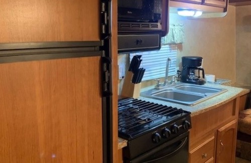 Dandridge Alquiler De RV | The Little Dipper is an adorable & cozy camper located in charming Dandridge TN