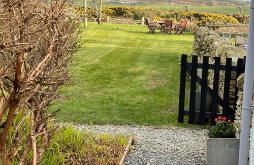 Holyhead Cama Y Desayuno | The Little Garden Hideaway with Stunning Sea Views and Garden