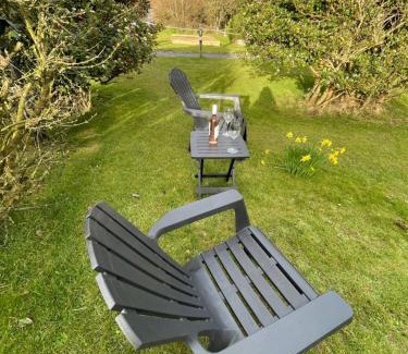 Holyhead Cama Y Desayuno | The Little Garden Hideaway with Stunning Sea Views and Garden