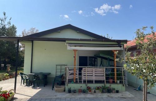Petrovec Chalet De Esquí | The Little Green House