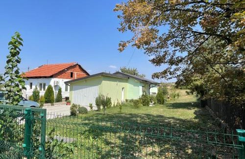 Petrovec Chalet De Esquí | The Little Green House