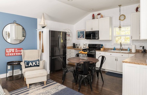 South Haven Cabaña | The Little Haven: Charming 2 bedroom beach cottage in South Haven!
