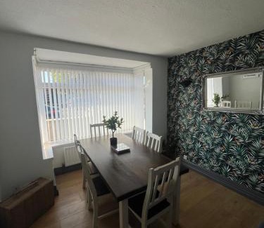 Bangor Casa | The Little House With The Red Door