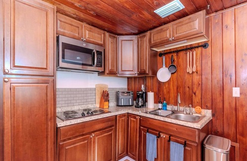 Largo Apartamento | The Little Largo Cabin - 30 Day Minimum Stay