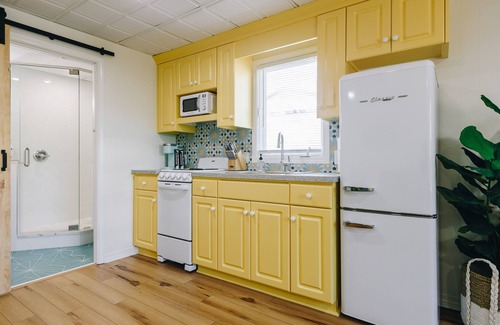 Rock Hill Casa | The Little Lemon Studio | King Bed | Office Space | Walk to Winthrop