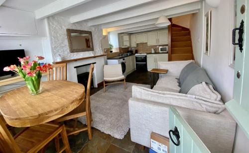 Pentewan Casa | The Little Lighthouse - 2 minutes from the beach