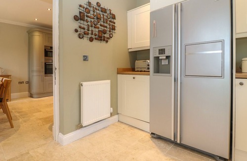 Malmesbury Cabaña | THE LITTLE PADDOCK, pet friendly, with hot tub in Malmesbury