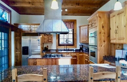 Heber Springs Chalet De Esquí | The Little Red River Chalet on pond next to the Little Red River, Gameroom, Deck