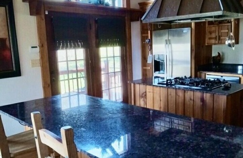 Heber Springs Chalet De Esquí | The Little Red River Chalet on pond next to the Little Red River, Gameroom, Deck