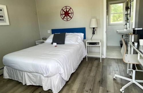 Mount Horeb Casa | THE LITTLE VILLAGE , 2 Full Beds 104