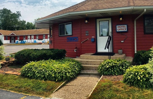 Mount Horeb Casa | THE LITTLE VILLAGE , 2 Full Beds 104