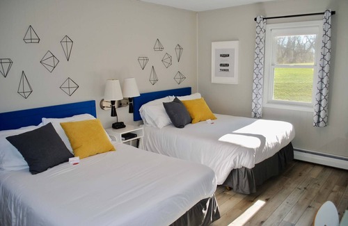 Mount Horeb Casa | THE LITTLE VILLAGE , Queen Room 110