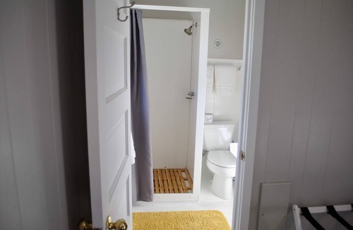 Mount Horeb Casa | THE LITTLE VILLAGE , Queen Room 110