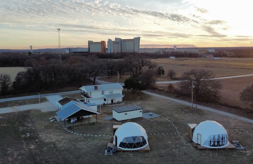 Thackerville Complejo | The Little White Dome of Love County