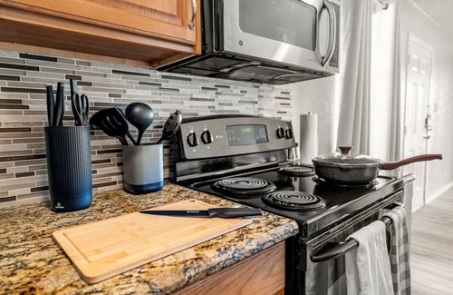 Garland Apartamento | The Lively Getaway | Vibrant Colors + BBQ