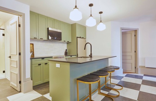 Shaughnessy Village Apartamento | The Liverpool – 3-Bedroom, 1.5-Bath Apartment in Downtown Montreal with Parking
