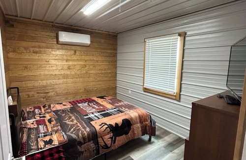 Crawford County Cabina | The Lodge at 11 Rock Ranch 7 bedroom heat and air, wifi and pool!