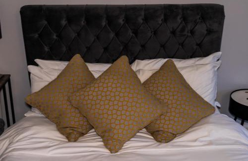 Acomb Cabina | The lodge at Carlton tavern free parking