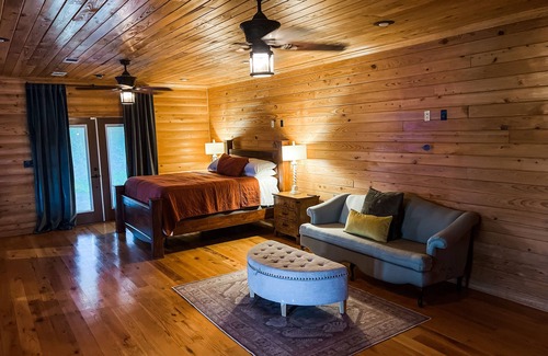 Oakland Cabina | The Lodge at Enid Lake Oxford, MS Retreat and Enid Lake fishing lodge