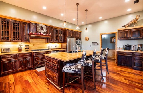 Little Kowaliga Cabina | Lakeview Lodge on 16 acres! Sleep up to 36 at the perfect luxury retreat!