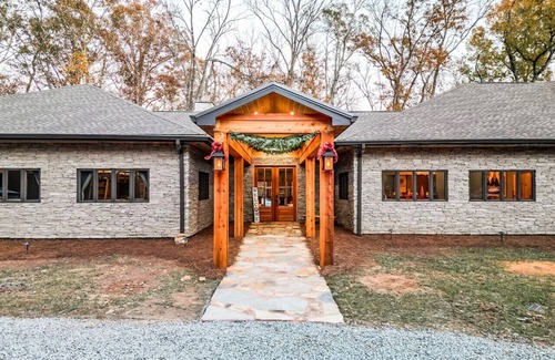 Little Kowaliga Cabina | Lakeview Lodge on 16 acres! Sleep up to 36 at the perfect luxury retreat!