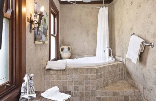 Robertson Casa | The Lodge at Linden Hall - access to swimming pool