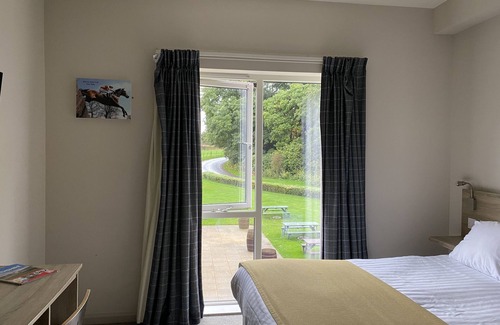 Perth Hotel | The Lodge At Perth Racecourse