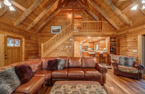 Ellijay Cabina | The Lodge at Summit Ridge North GA Mountain Cabin Sleeps 19 Hot Tub Kids' Room